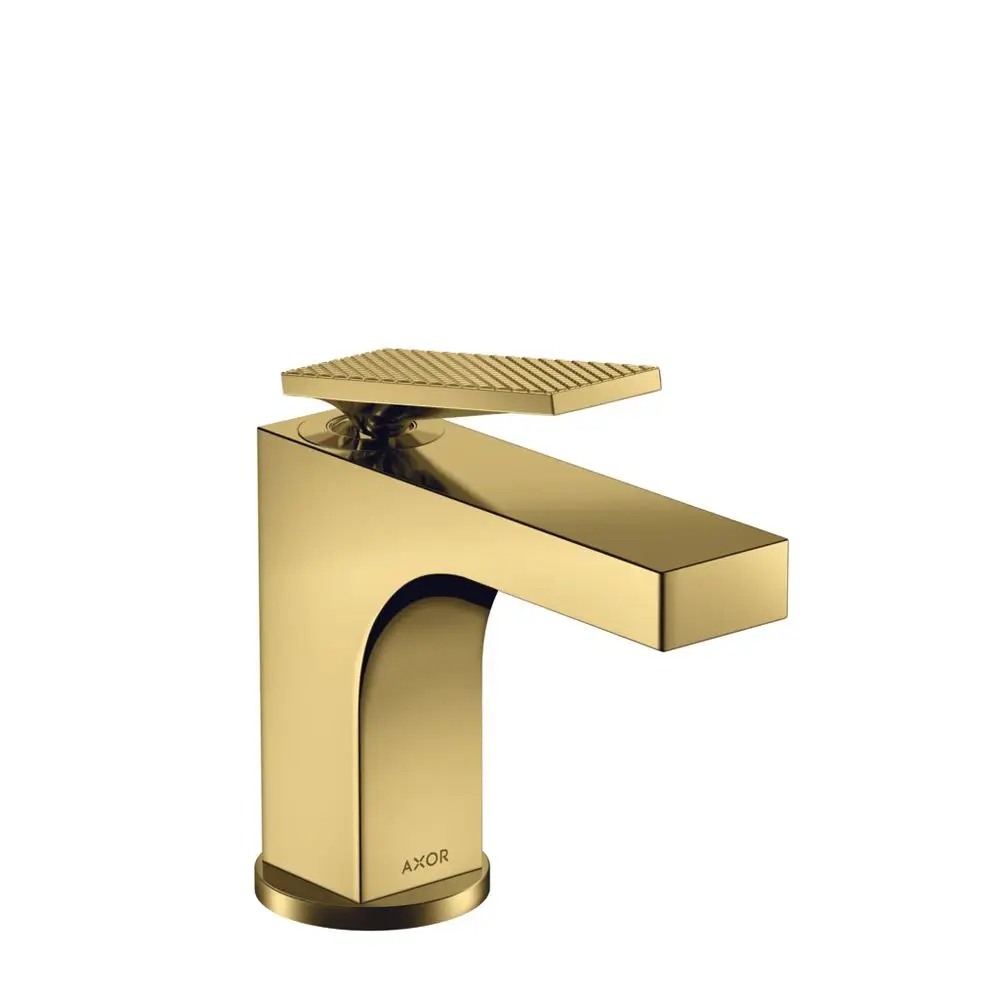 Goldfarbener AXOR-Waschtischmischer mit quadratischem Design und einem Hebelgriff. Oberseite mit Rautenschliff. Geeignet für Handwaschbecken und ausgestattet mit einer Zugstangen-Ablaufgarnitur.